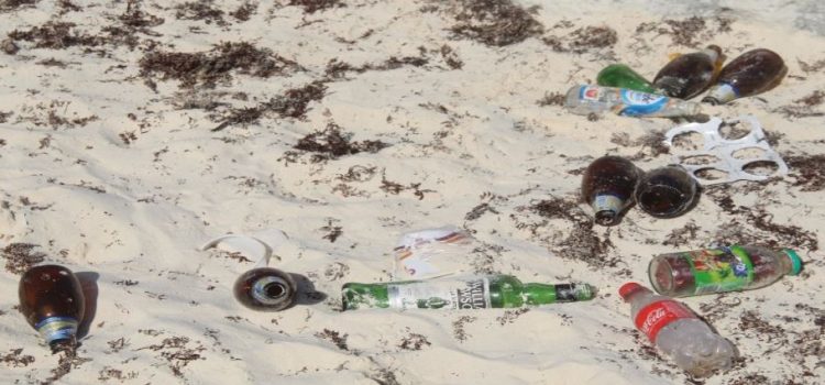 Incrementa turismo pero también basura en playa
