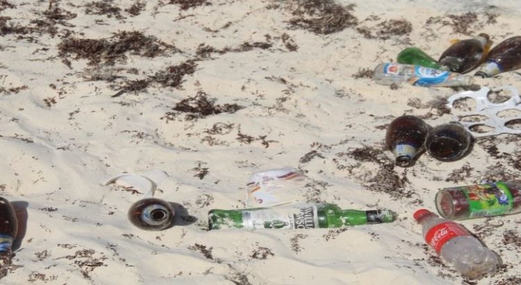 Incrementa turismo pero también basura en playa