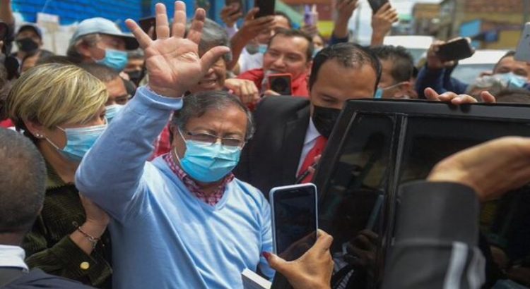 Izquierda lleva ventaja en primarias presidenciales de Colombia