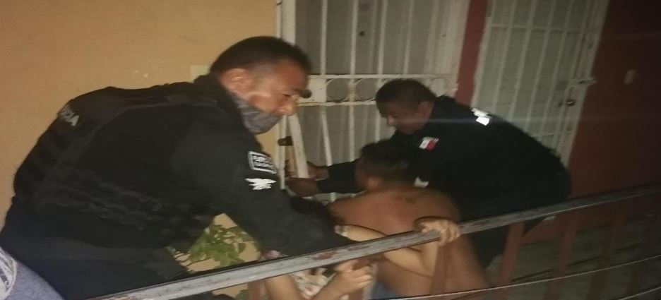 Rescatan a menor de edad de incendio en SM 251