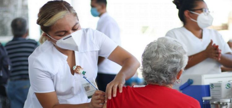 Ya aplican cuarta dosis a abuelitos de Quintana Roo