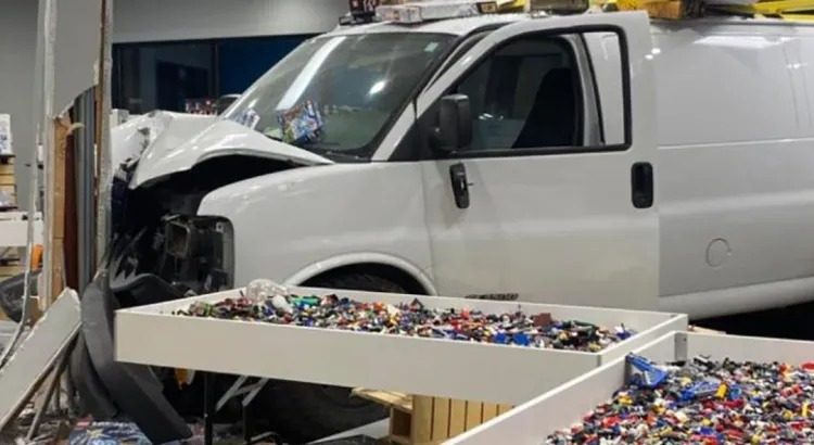 Chocó su camioneta contra tienda de Lego