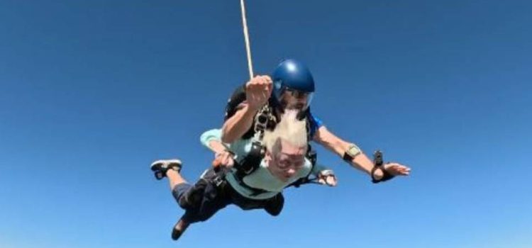 Celebró abuelita su cumple lanzándose en paracaídas