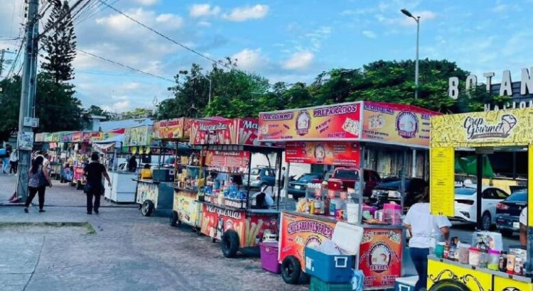 Entregan en Cancún permisos para vendedores ambulantes para el Carnaval