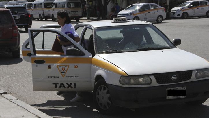 Taxistas cobran excesivas tarifas a pasajeros en Cancún