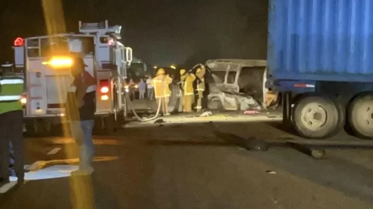 Camioneta choca contra tráiler y se incendia en QRoo; hay 9 muertos, entre ellos 3 menores