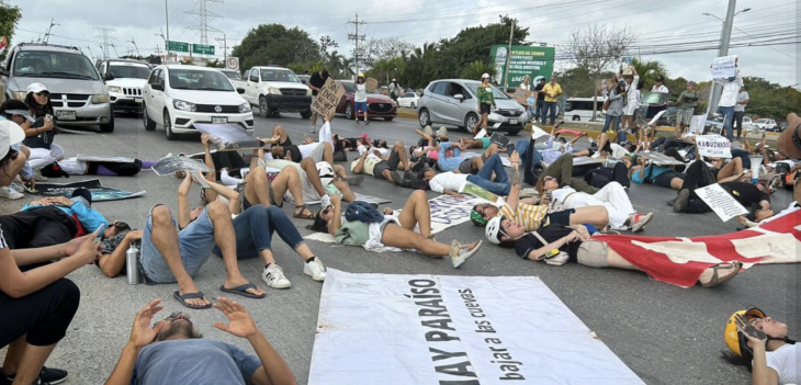 Ambientalistas contrarios al Tren Maya bloquean la carretera Playa del Carmen-Cancún
