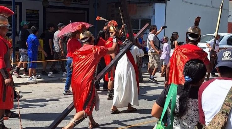 Feligreses de Tulum recordaron la pasión y muerte de Jesús en dos viacrucis