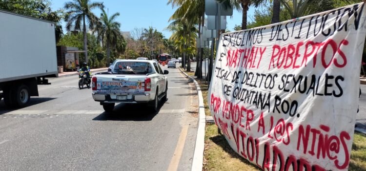 Madres buscadoras bloquean la zona hotelera de Cancún