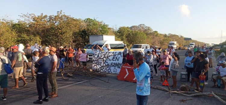 Habitantes de Xcalak bloquean la carretera federal 307 por constantes apagones