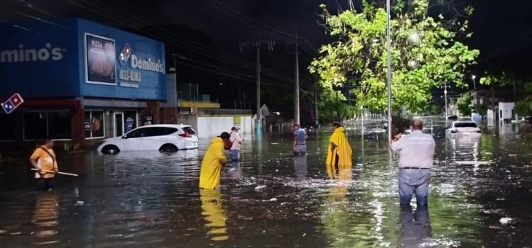 Se inunda Chetumal por intensas lluvias, habilitan refugios