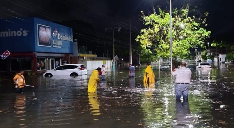 Se inunda Chetumal por intensas lluvias, habilitan refugios