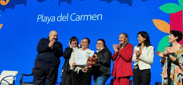 Playa del Carmen recibe premio internacional por su resiliencia ante el sargazo