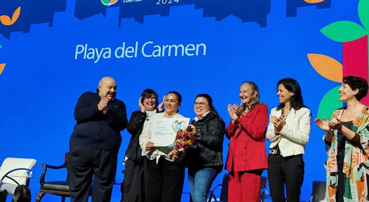 Playa del Carmen recibe premio internacional por su resiliencia ante el sargazo