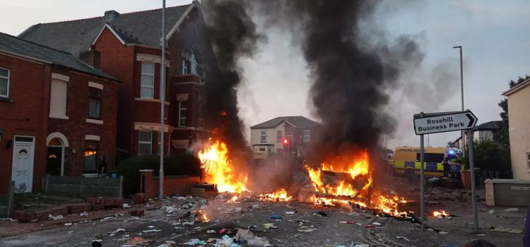 Tragedia en Southport desencadena disturbios y protestas en el Reino Unido