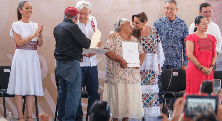 AMLO entrega escrituras a vecinos de la colonia Colosio de Playa del Carmen