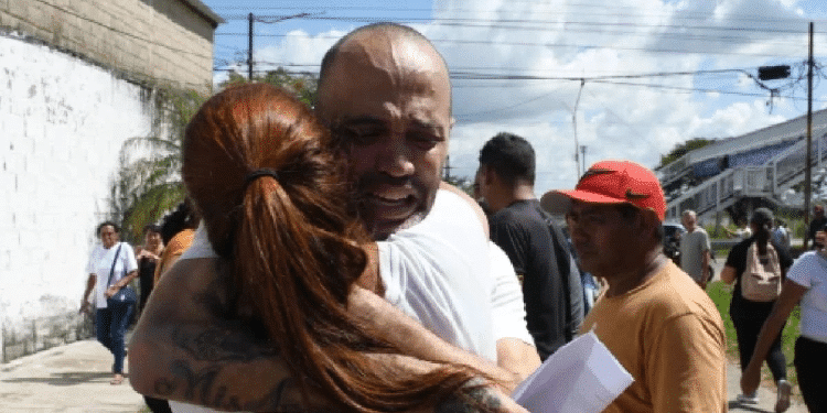 Venezuela libera a un centenar de detenidos en manifestaciones contra Maduro