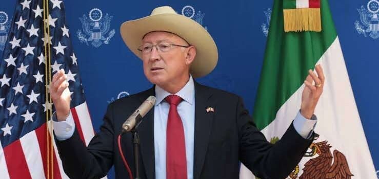 Ken Salazar critica la estrategia de seguridad de AMLO: «Abrazos, no balazos» ha fallado