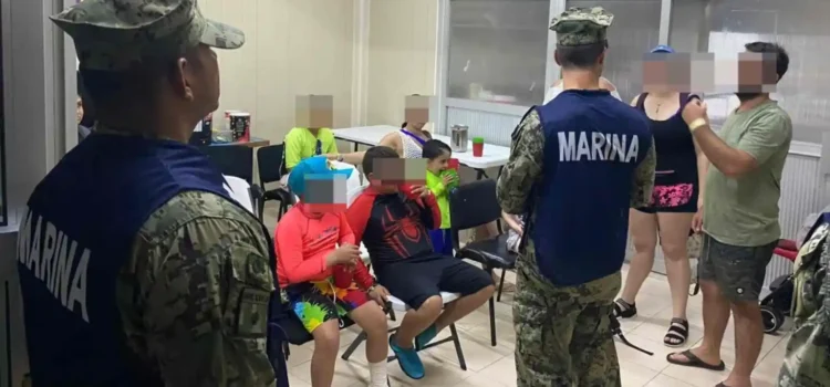Rescatan a 38 turistas a la deriva en Quintana Roo