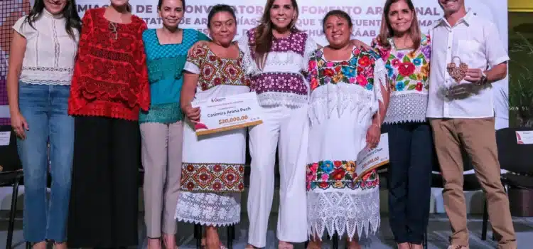 Mara Lezama premia a artesanos ganadores de concursos estatales