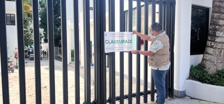 Clausuran hotel tras caída de vehículo tipo Van a la laguna de Bacalar