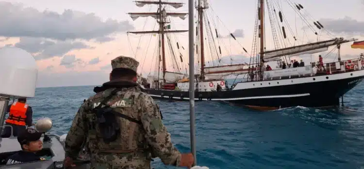 Marina rescata a 10 personas extranjeras en inmediaciones de Isla Mujeres