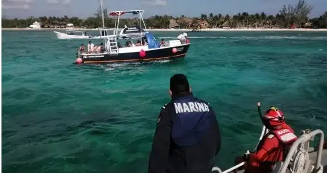 Hundimiento de embarcación turística deja un muerto en Cozumel