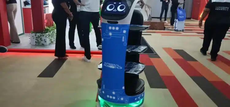 Ganan popularidad los robots meseros en la industria hotelera, señalan en Exphotel 2025 de Cancún