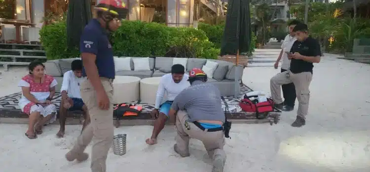 Siete personas sobreviven a volcadura de lancha en Tulum