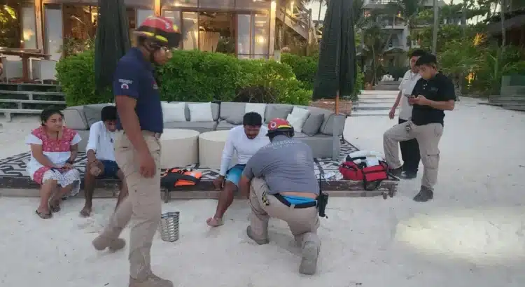 Siete personas sobreviven a volcadura de lancha en Tulum