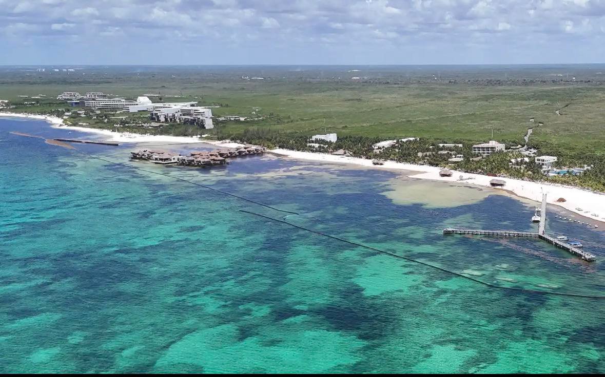 Hoteles de QRoo colocan sus propias barreras antisargazo