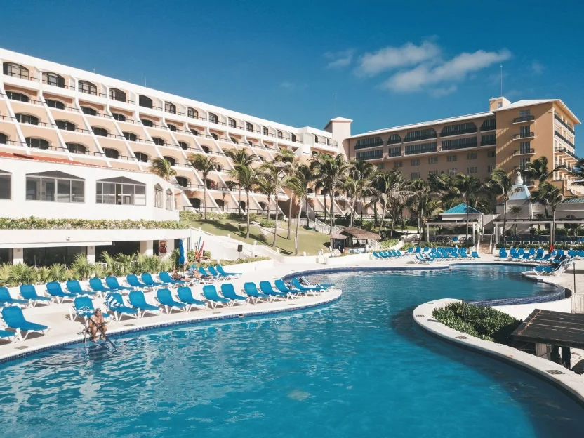 Hotel Golden Parnassus, en Cancún, irá a remate tras fallo laboral a favor de trabajadores