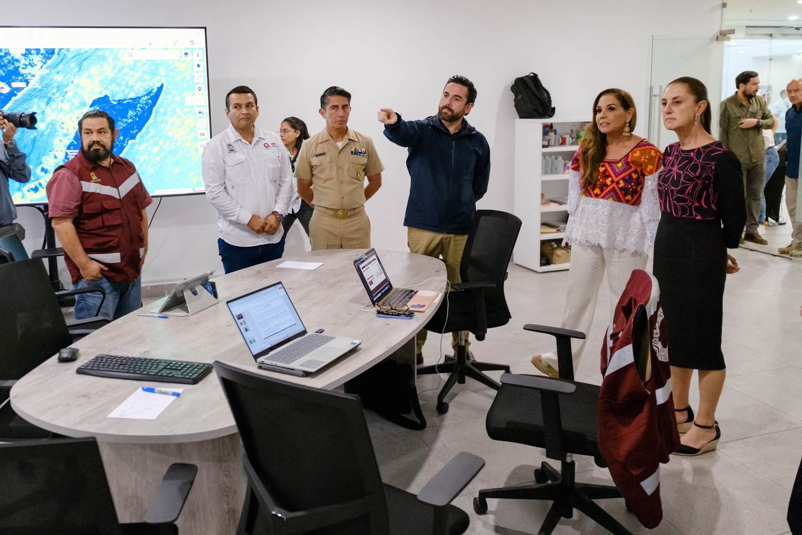 Conoce Claudia Sheinbaum funcionamiento del centro de monitoreo de sargazo en Quintana Roo